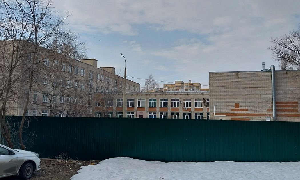 Казань школа 55 - директор с его номером телефона представлена в таблице, а также его заместители.