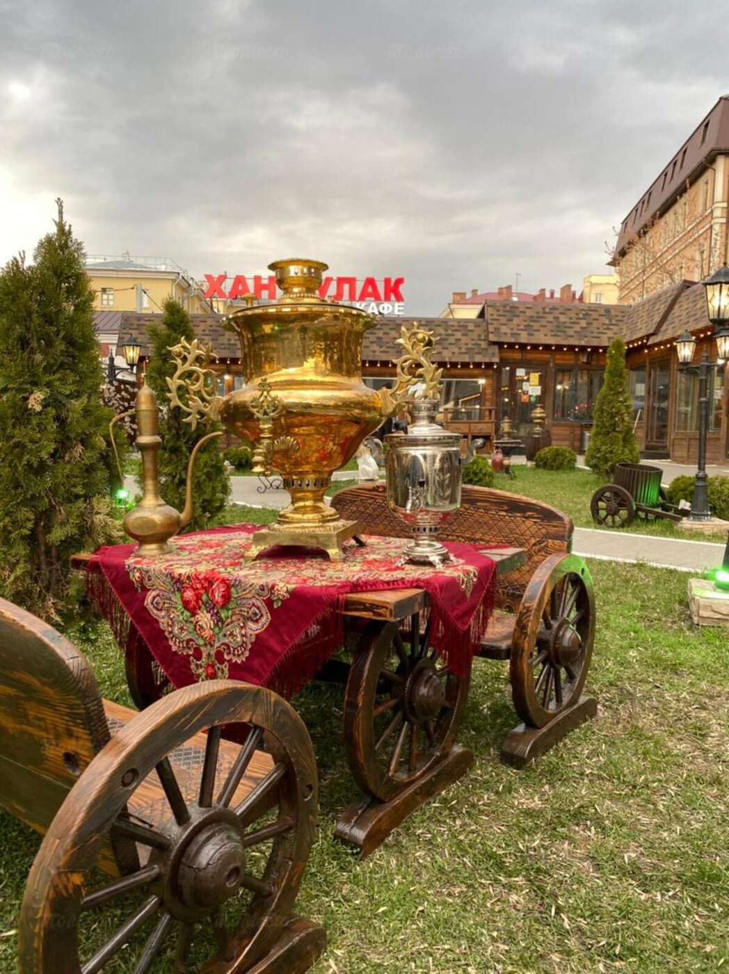Небольшой музей перед рестораном Хан Булак, там же телега там же русский самовар.