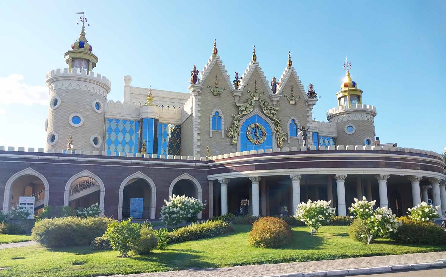 Театр кукол Казани “Экият” внешне ошеломительно грандиозной архитектурой, показывает свое величие.
