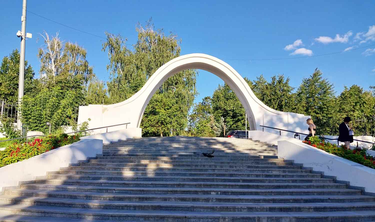 Ворота из Арки влюбленных в Казани на входе к парку Черное Озеро.