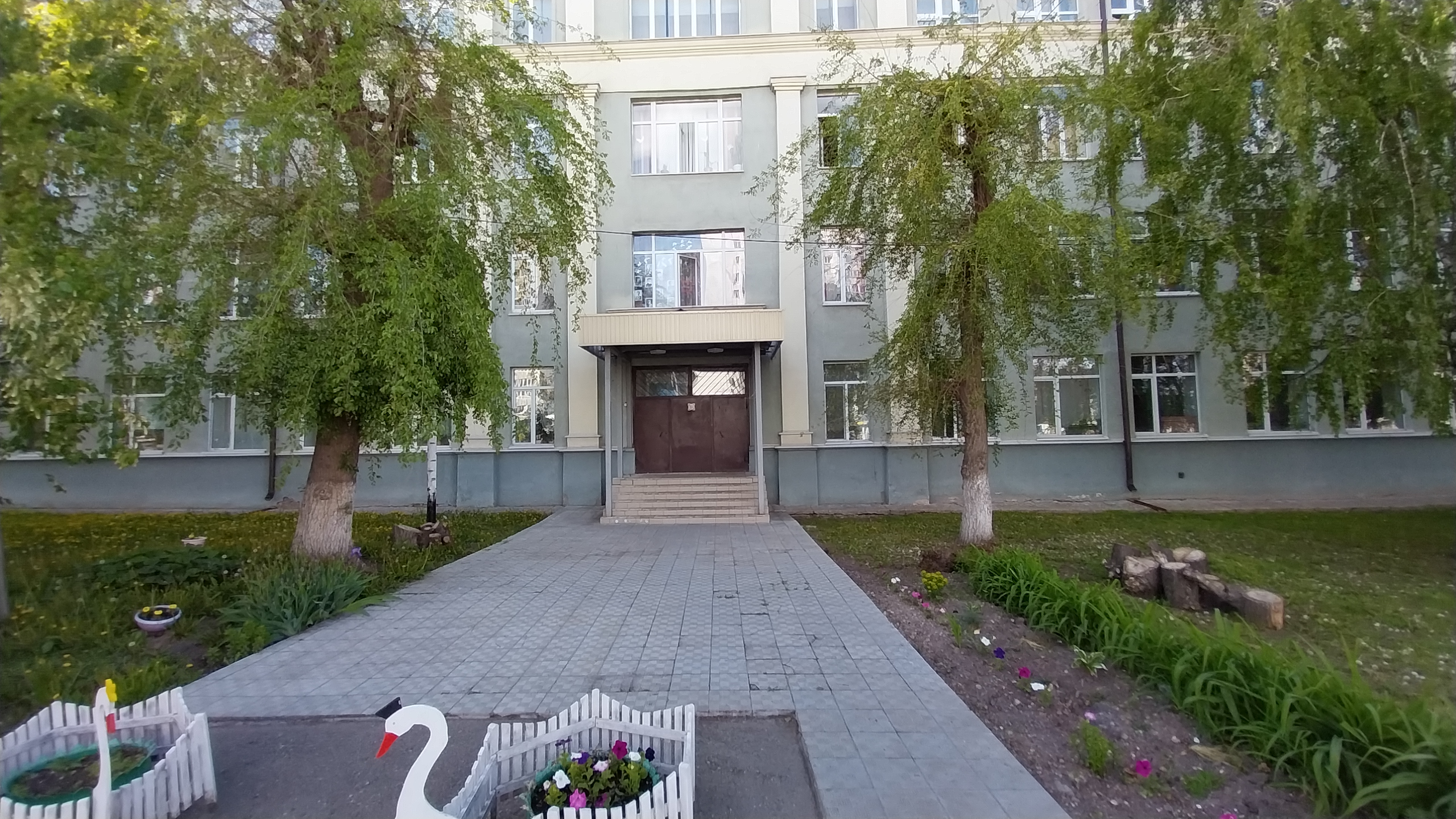 Второй вход в школу №80 Казани.