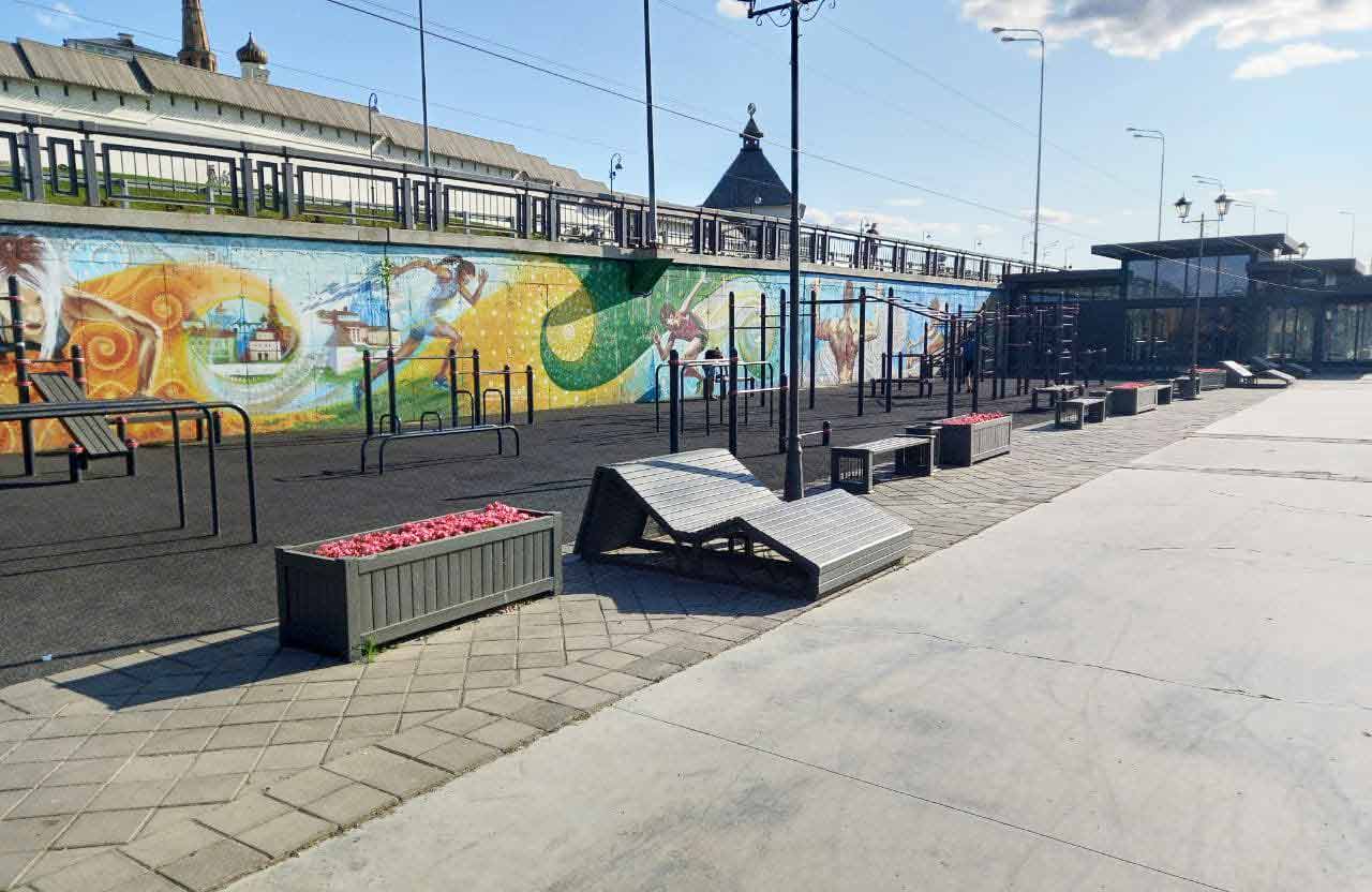 Различные зоны Кремлёвской набережной где первым будет спортивная площадка с оборудованием для гимнастов.