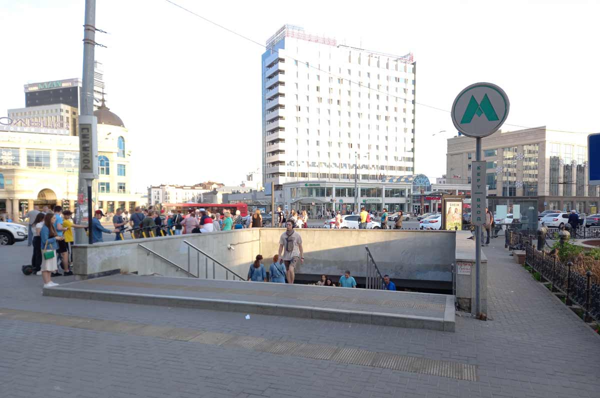 Площадь Тукая и метро на ней соединяет множество узлов как транспортных так и пеших улиц Баумана и Петербургскую.