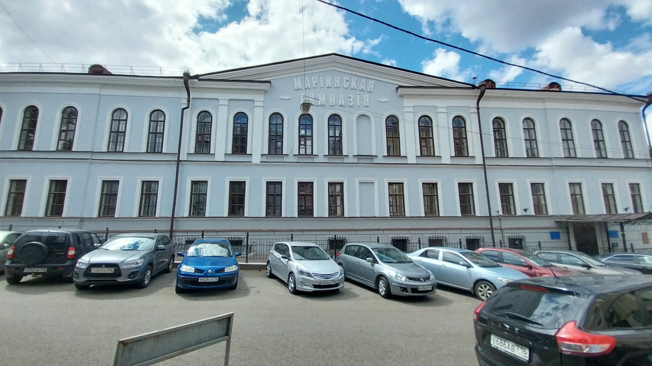 Главное здание Лицей Лобачевского и фото главного крыльца.
