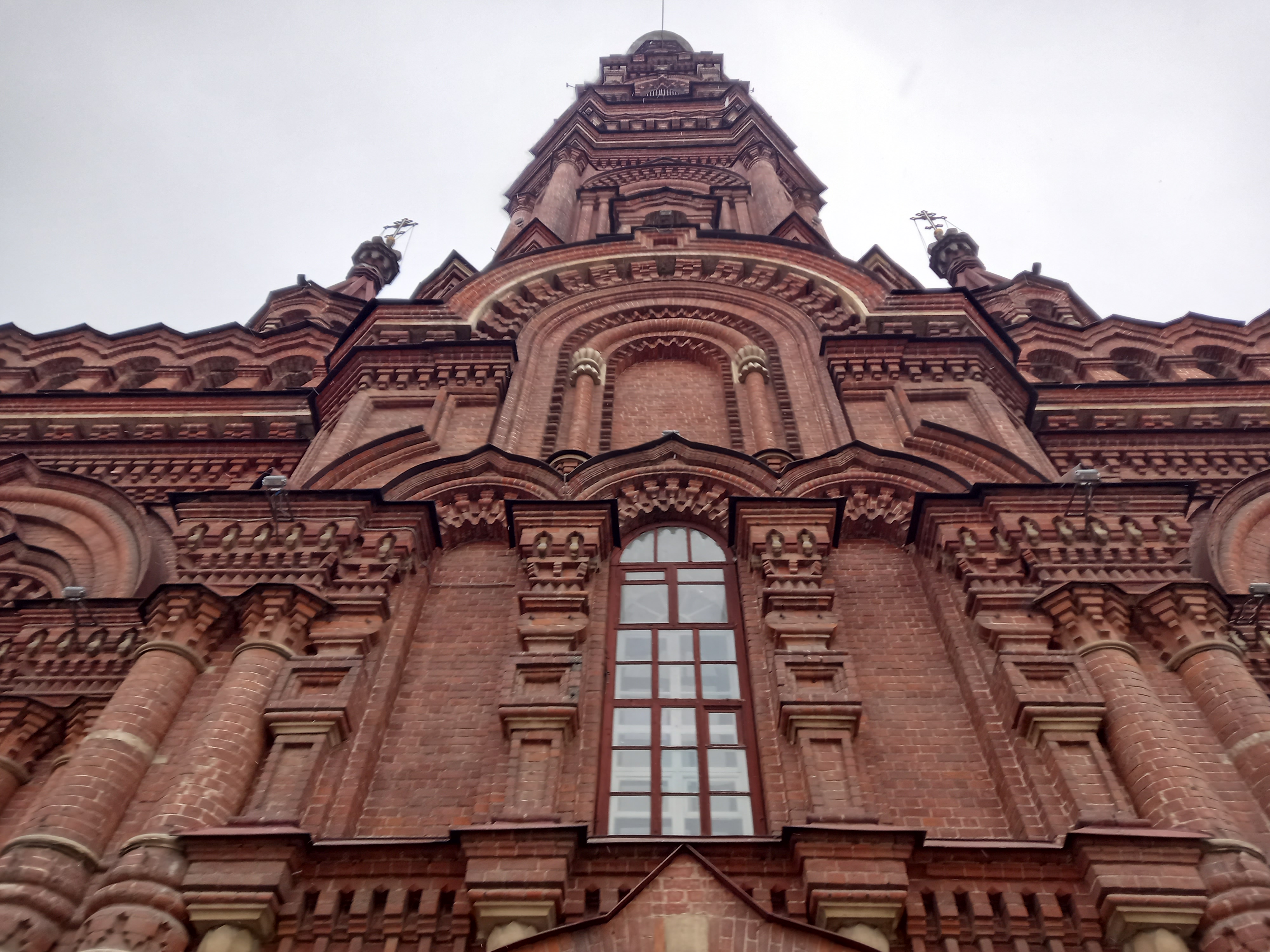 В основании высокой колокольни Богоявленского собора в Казани.