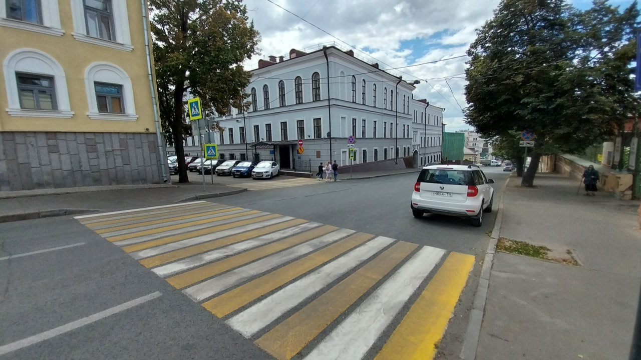 Трех эатжно здание лицея Лобачевского виднеется с ул. Кремлевского.
