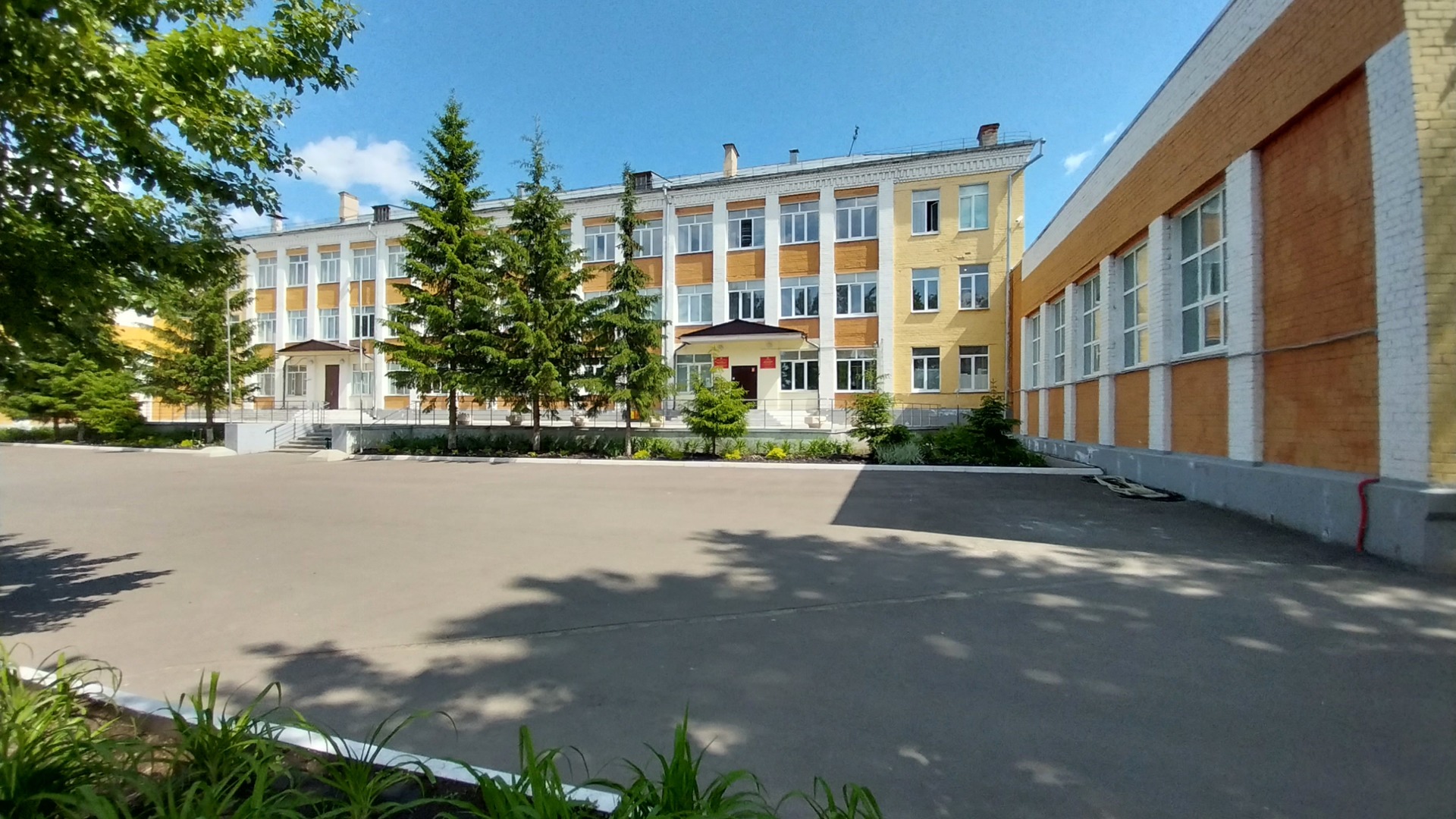 Главное фото в первом месте, школа №48 в Казани.