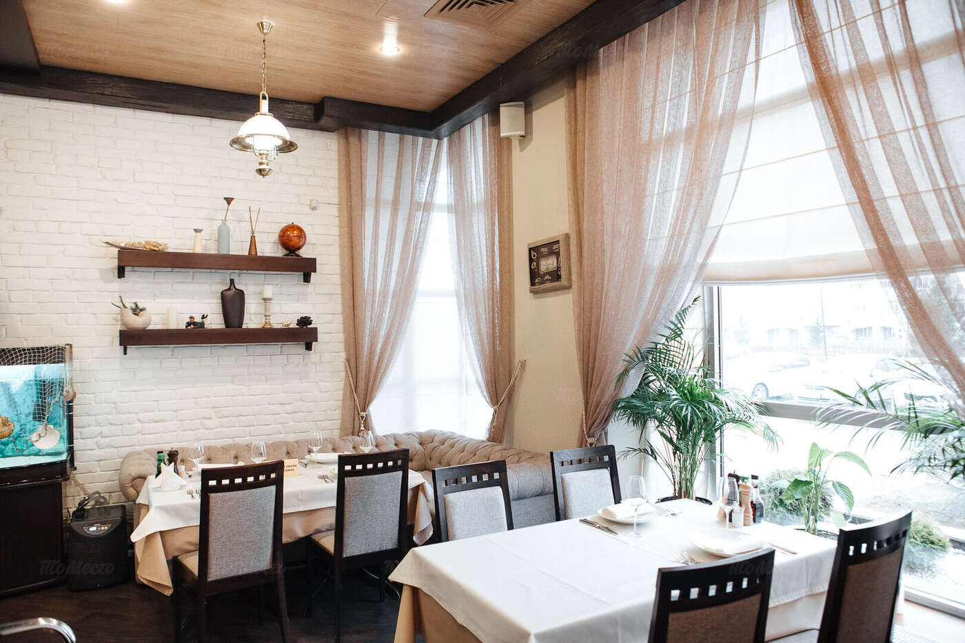 Общий фон ресторана Пикассо это белые скатерти, деревянные стулья и белые кирпичные стены.