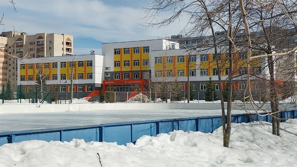 Школа №143 в Казани отлично смотрится после ремонта в 2015 году.