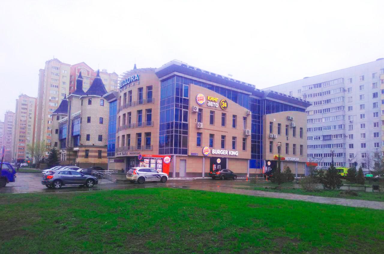 Бургер Кинг на Чистопольской так же на первом этаже развлекательного центра, рядом заметного здания в форме замка.