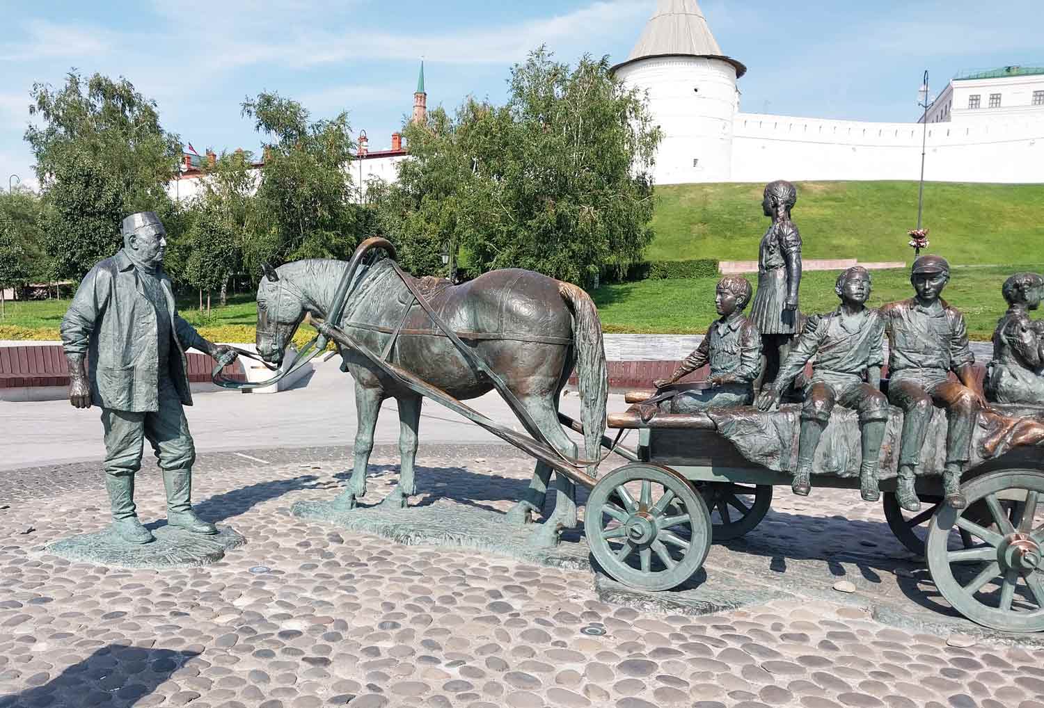 Меценат Асгат Галимзянович Галимзянов везет детей на повозке лошади.