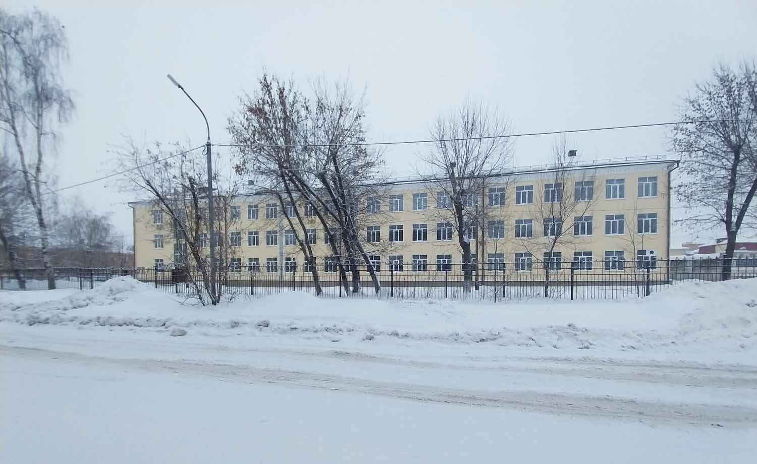Между школьный учебный комбинат по улице Городская 2 Московского района работает в режиме обучения по расписанию разных школ.