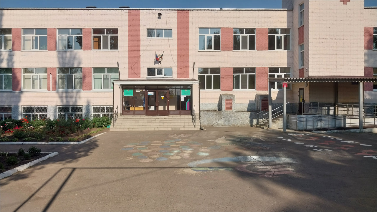 Здание школы 147 двухэтажный, уютный с атмосферой преемственности к детям.