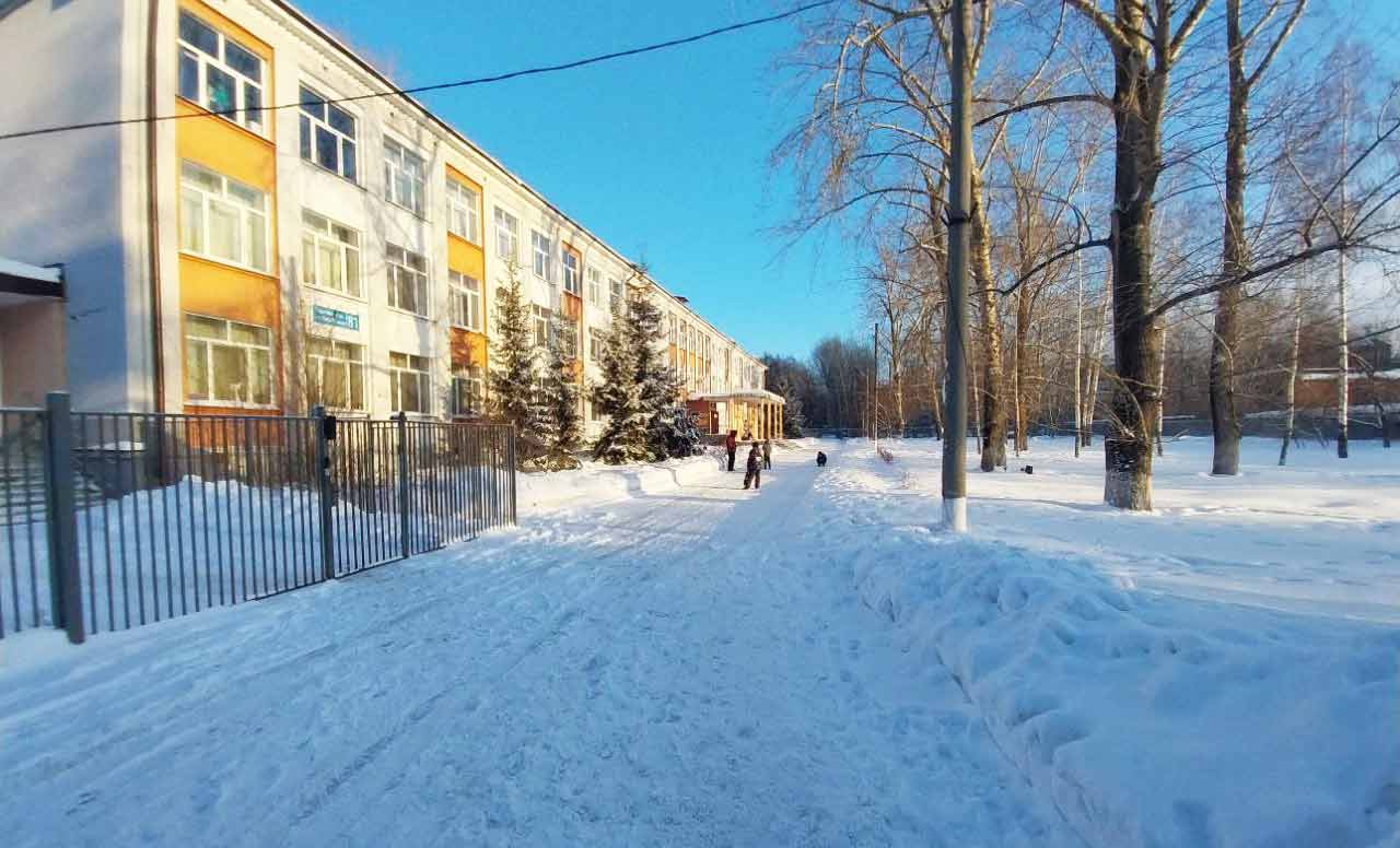 Главный вход в школу 41 через калитку и до крыльца от улицы Н. Назарбаева.
