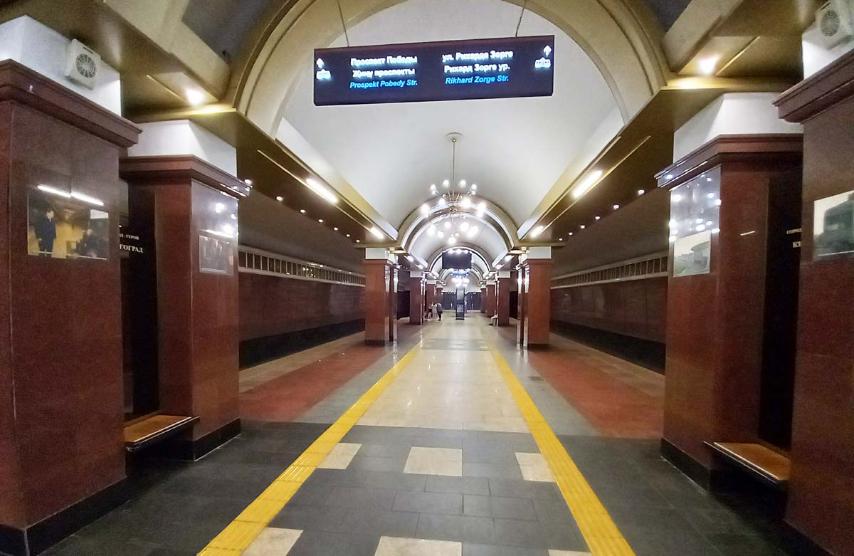 Внешняя отделка метро Проспекта Победы имеет качественно обложенные мраморные плитки и гладкий пол.