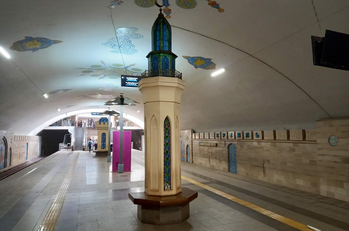 Между нескольких колонн в метро станции Кремлёвская потолок разукрашен узорами и защитниками Зилантом.