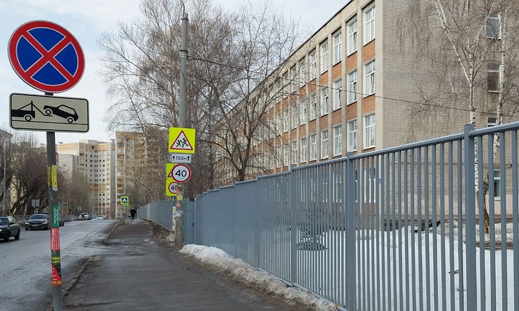Тротуар идущий по улице Тверская перед школой 55 соединяет с улицей Декабристов, а там остановки и метро станция Яшьлек. 