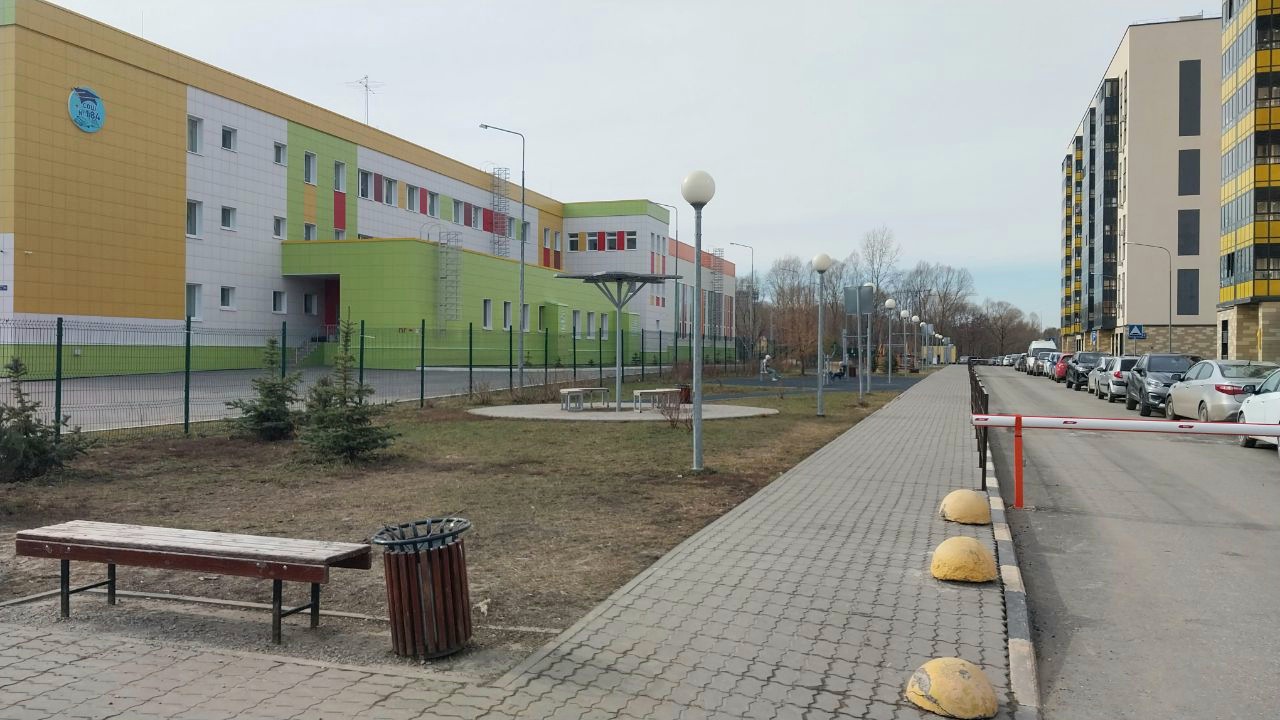 184 школа Казани перед жилым комплексом выглядит заметным, цветным и свежим новым.