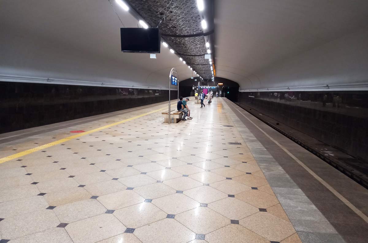 Мраморный пол, овальной формы потолок побеленный сплошным однотонным цветом, что гармонично в метро Яшьлек.