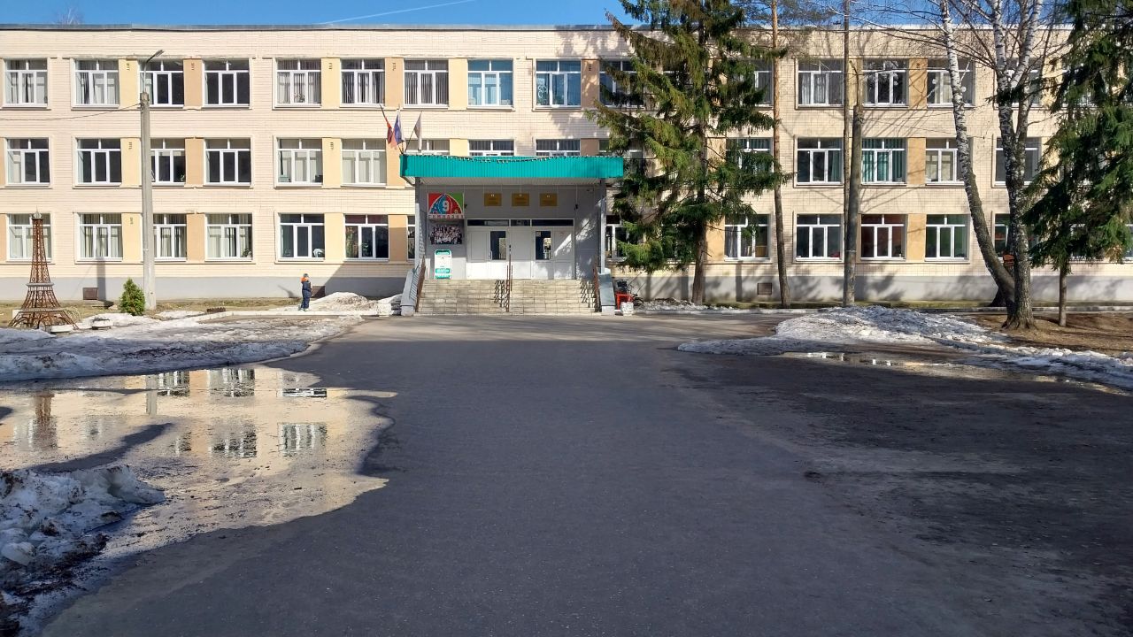 Вход в Гимназию №9 Казани доступно только через дворы по улице Батыршина.