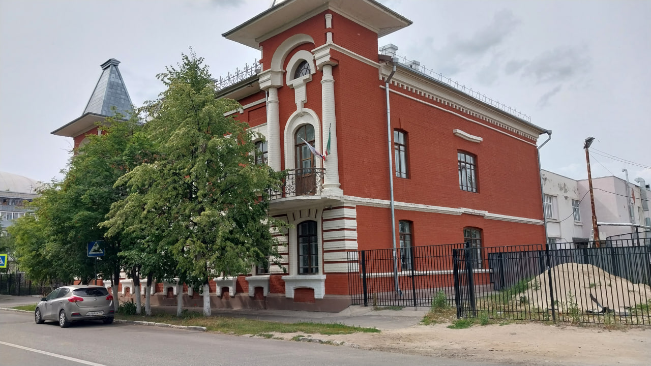 Главное фото татарской гимназии 15 в начале статьи.