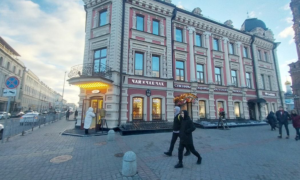 Что купить в Казани - сходить в Чайный дом, заехать в Музей Чак Чак, сходить на блошиный рынок.