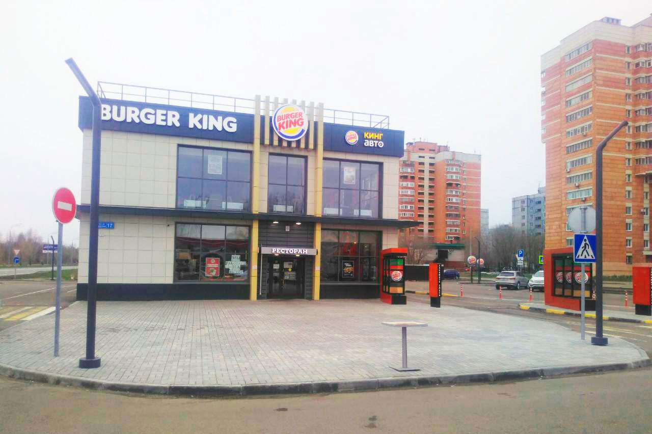 Бургер Кинг на Гаврилова в отдельно стоящем здании, аккуратно ухоженный ресторан.
