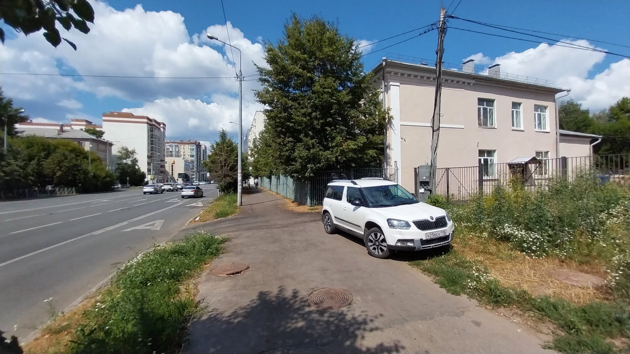 Путь вдоль гимназии улица Достоевского поворачивает на Товарищескую.