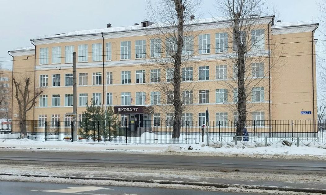 77 школа на Айдарова стоит вдоль дороги, 4-х этажное здание во всей красе. 