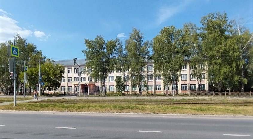 Главный вид на школу №115 из остановки Суворова.
