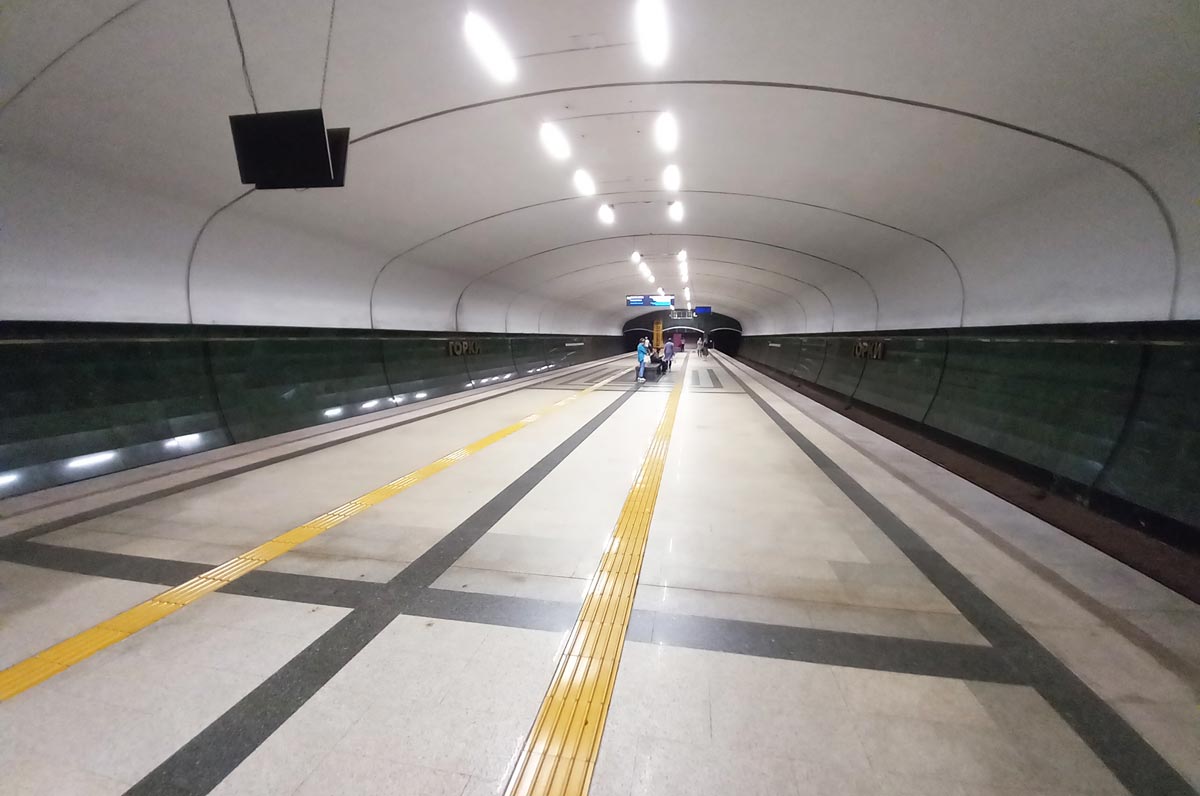 Овальной формы оформленный внутренняя отделка метро Горки привлекательно внешне.
