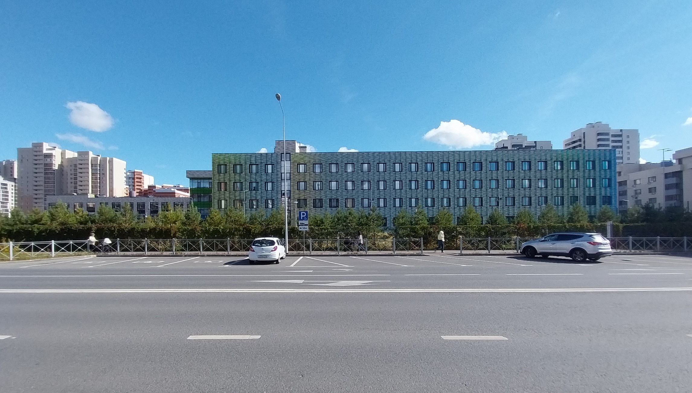 Здание общий фон школы №165 на Бондаренко 32.