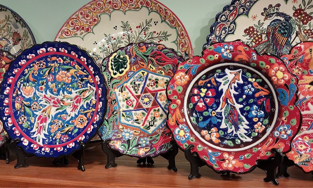 Татарский орнамент на посуде выполняется в ручную, по этому их цены с разбегом от 300 рублей и выше.