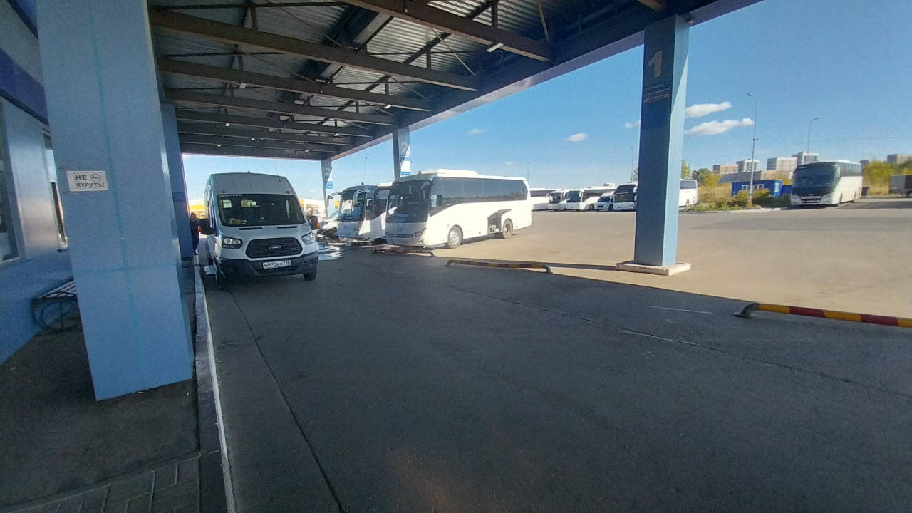 Перрон высадки пассажиров расположен во дворе автовокзала Восточный.