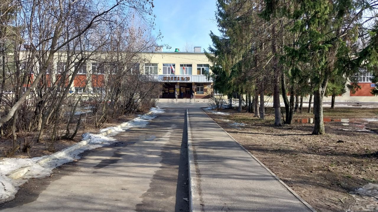 Коридор до главного входа в школу №70 простирается метров 70, от основных ворот.