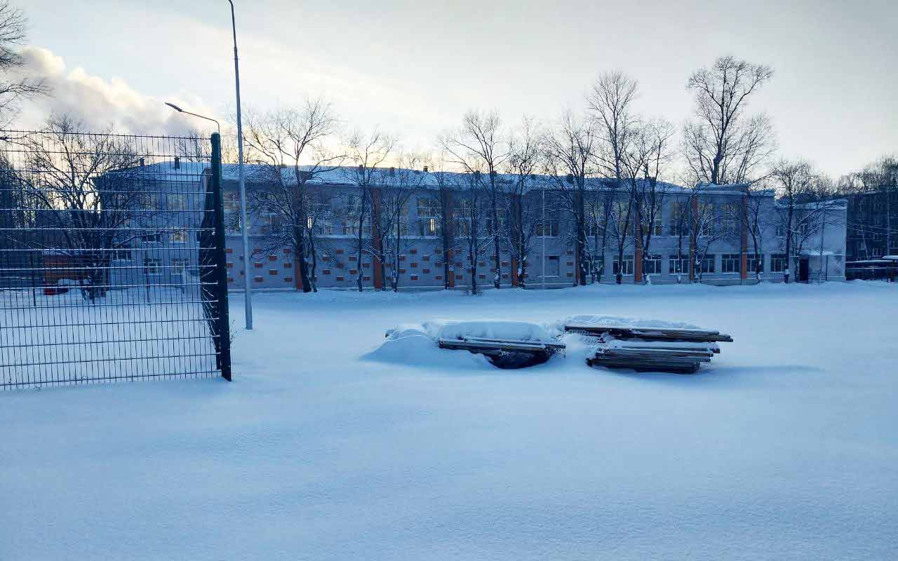 Спортивная площадка не чистится, вся в снегу и дети занимаются только в спортивном зале школы 41.