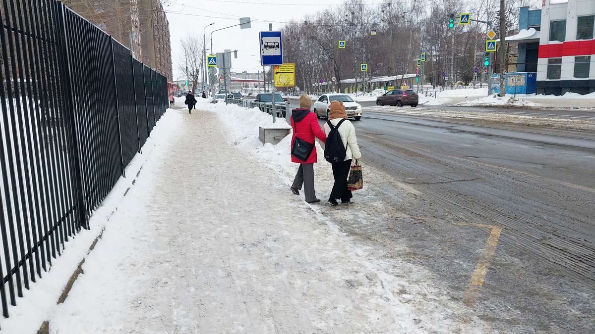 Остановка Копылова перед школой №77 Казани, так же трамвай едет перед школой.