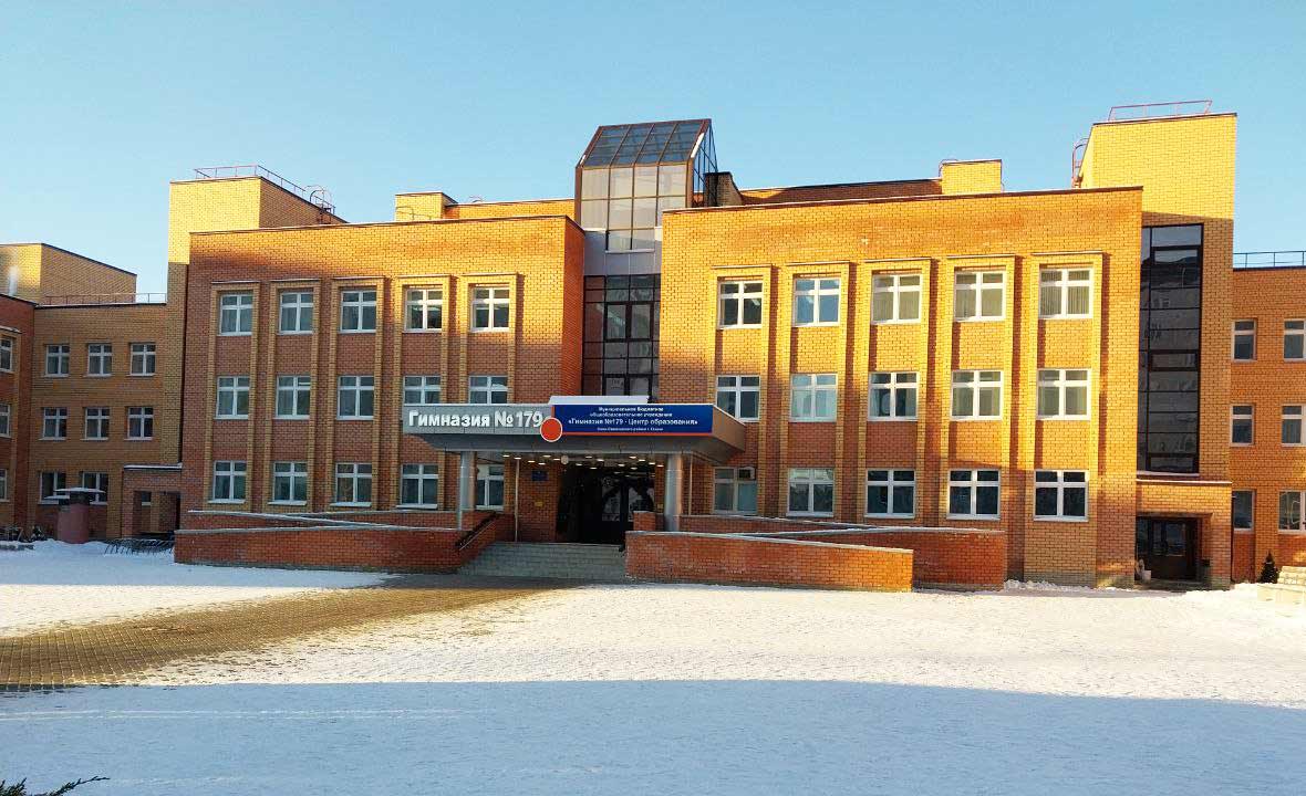 В Гимназию №179 Казани можно войти только через охранно-пропускную систему, через турникет, куда родителей не пускают без дополнительного вызова завуча.