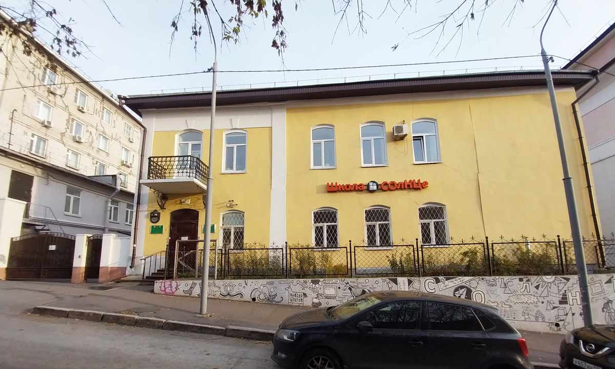 Школа Солнце Казани со входной группой с лица здания.